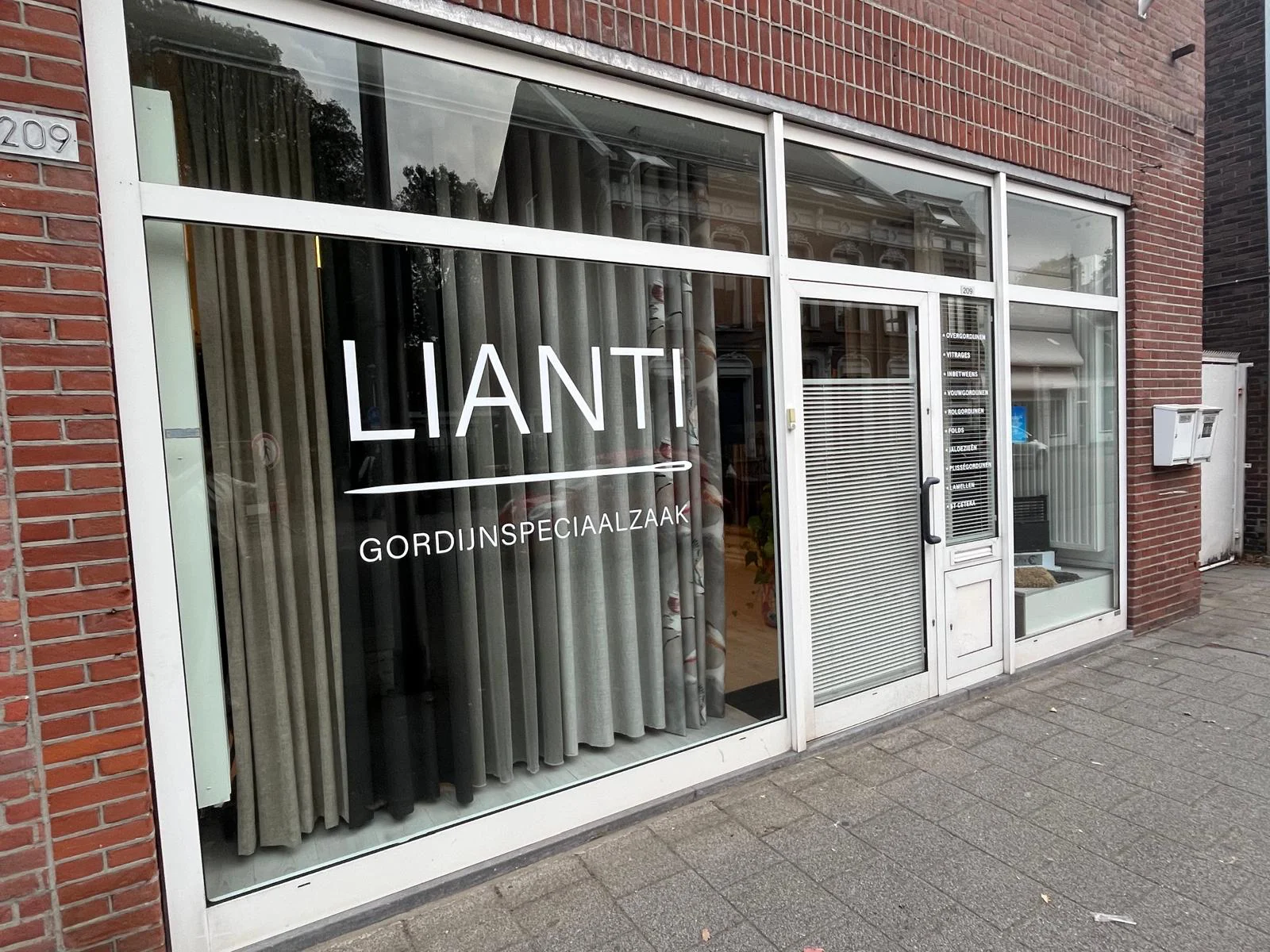 Showroom Lianti met diverse raamdecoratie opties